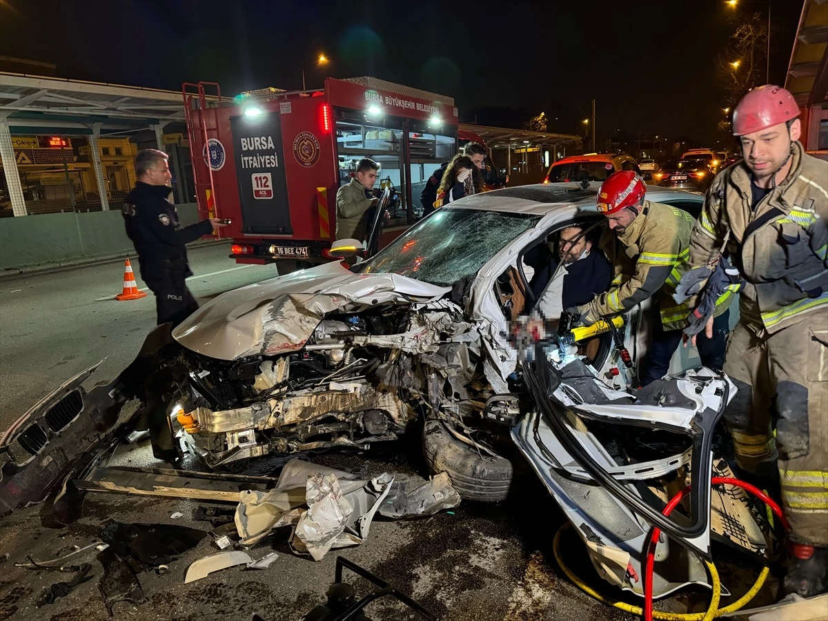 Bariyerlere Çarpan Otomobilin Sürücüsü Yaralandı