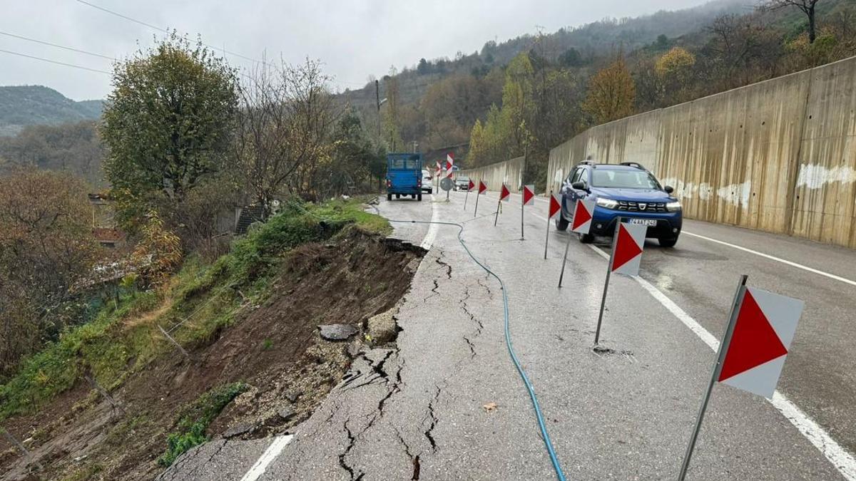 Bartın- Cide kara yolunda korkutan manzara! Ulaşım tek şeride düşürüldü