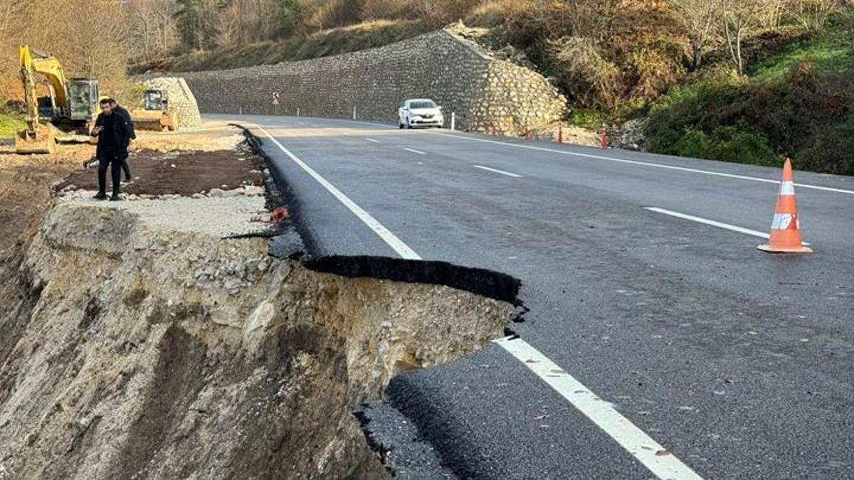 Bartın-Kastamonu kara yolunun bir bölümü heyelan nedeniyle çöktü