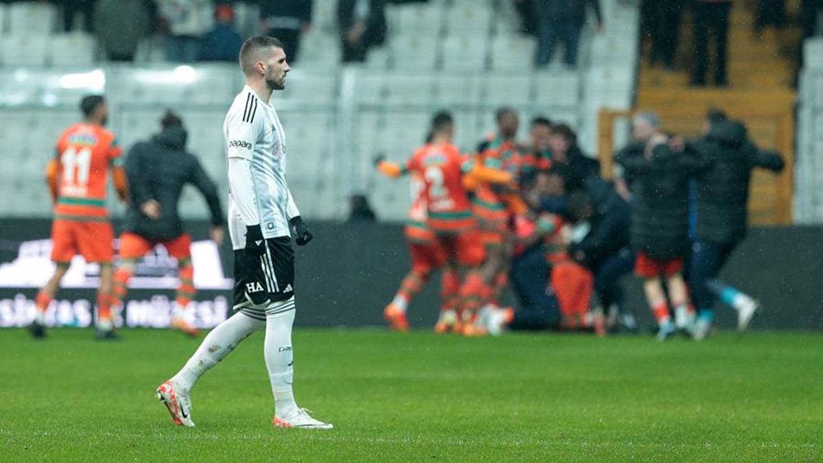 Beşiktaş, Dolmabahçe'de ilk kez Alanyaspor'a kaybetti! Taraftardan isyan...