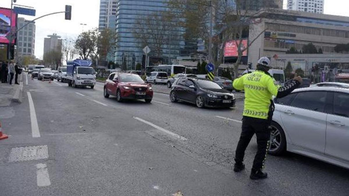 Beşiktaş'ta 11 katlı bina iş makinesiyle yıkıldı: Caddeye moloz düştü