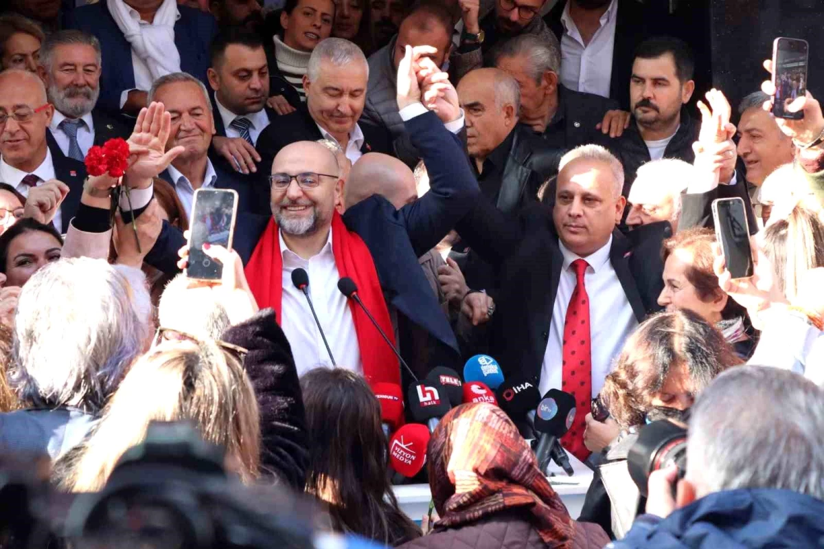 Buğra Gökçe, İzmir Büyükşehir Belediye Başkanlığı için CHP'den aday adaylığını açıkladı