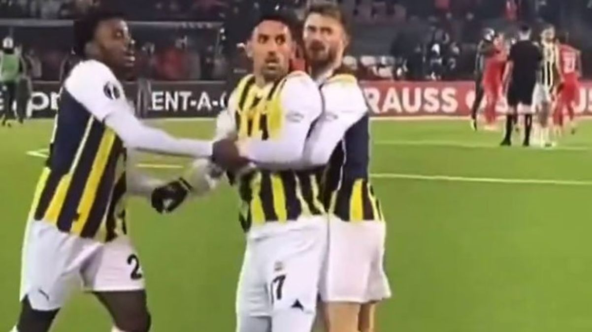 Bunlar taraftar değil, provokatör! İrfan Can Kahveci'nin neden çıldırıp tribüne koştuğu video kaydında ortaya çıktı