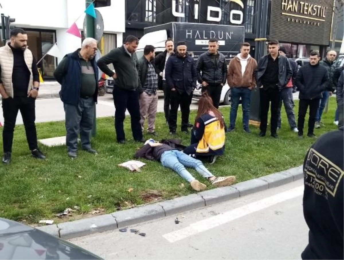 Bursa'da Otomobil ile Çarpışan Motosikletteki Kardeşler Yaralandı