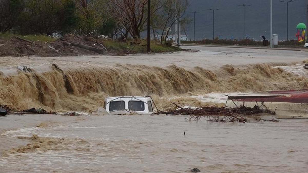 Çanakkale'de şiddetli yağış! Kepez Deresi taştı... Motosiklet kullanımı yarına kadar yasaklandı