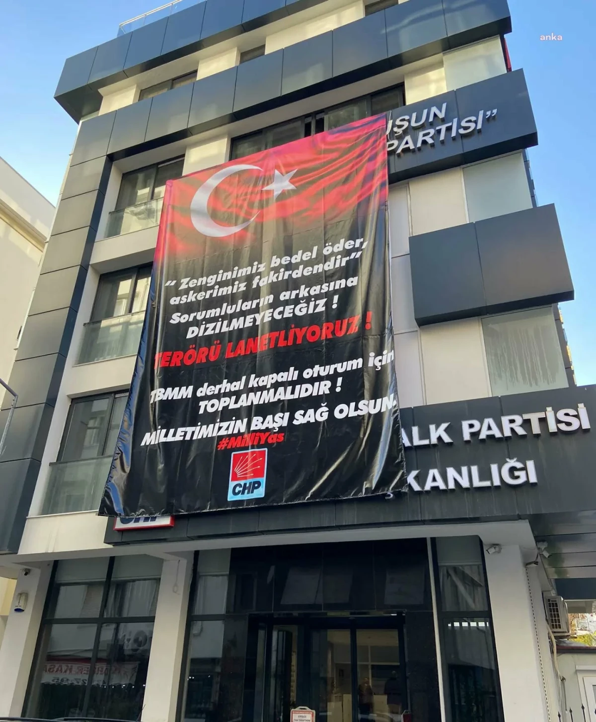 CHP İzmir İl Başkanlığı Terörü Lanetliyoruz Pankartı Astı