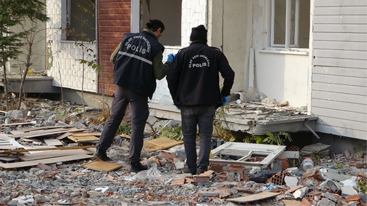 Depremde ağır hasar alan binadan söktüğü kapı ile 4. kattan aşağı düştü