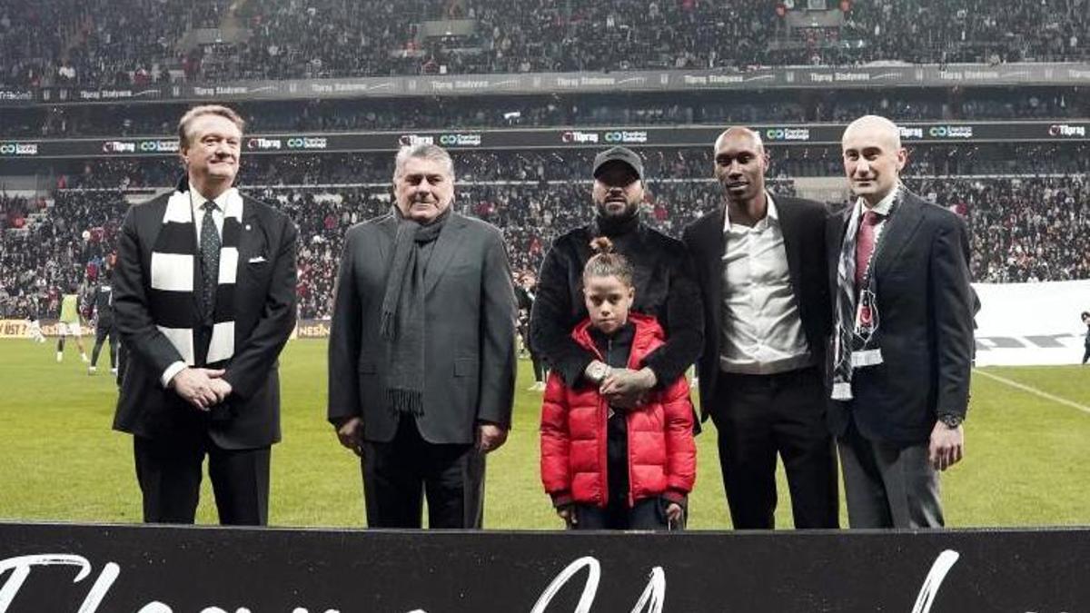 Derbi öncesi Beşiktaş'ta Quaresma ve Atiba’ya plaket takdim edildi