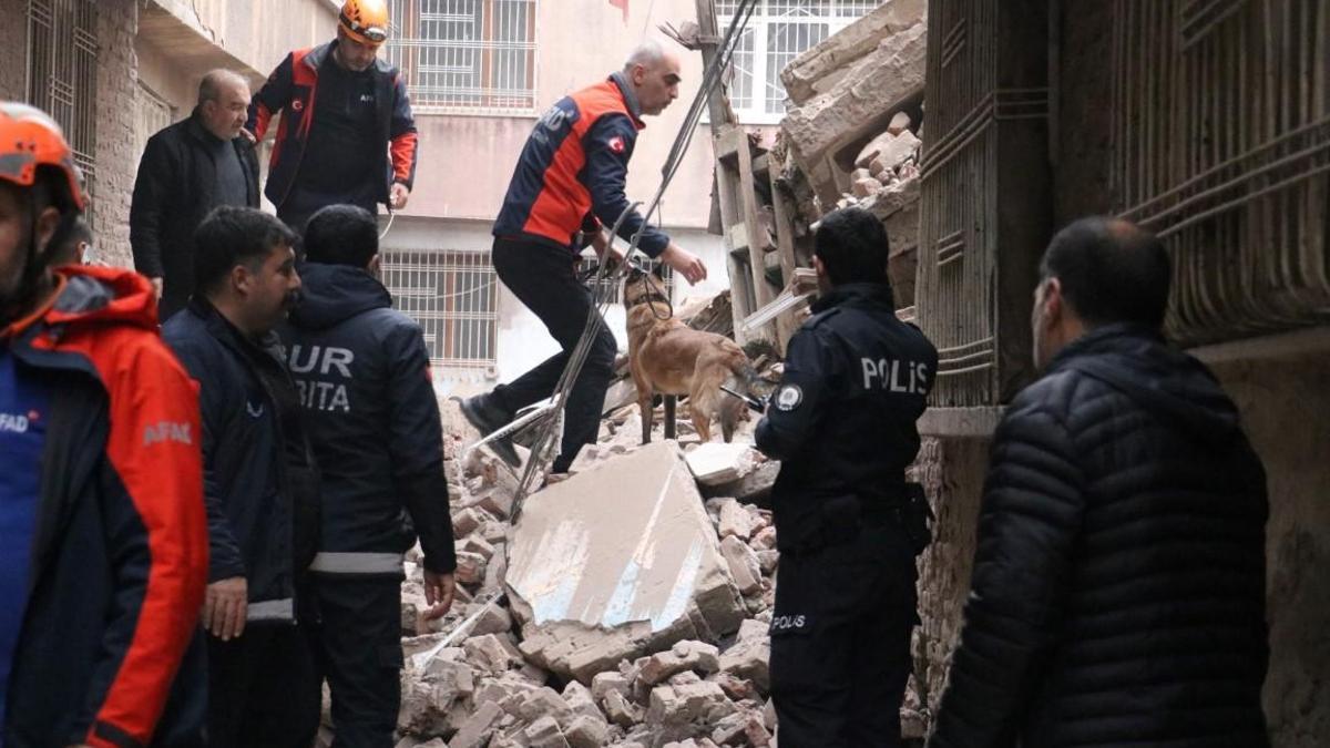 Diyarbakır’da depremde ağır hasar alan bina çöktü