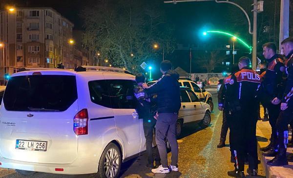 Dur ihbarına uymayan alkollü sürücü, aracıyla polis aracına çarptı!