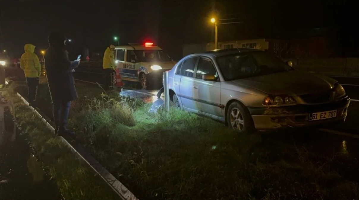 Düzce'de bariyere çarpan otomobilin arka lastiği yerinden çıktı