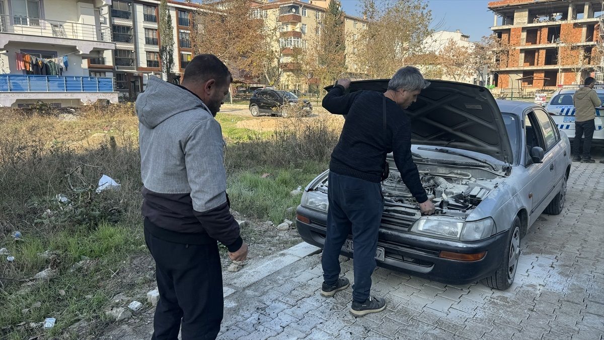 Edirne'de otomobilde çıkan yangın sürücü tarafından söndürüldü