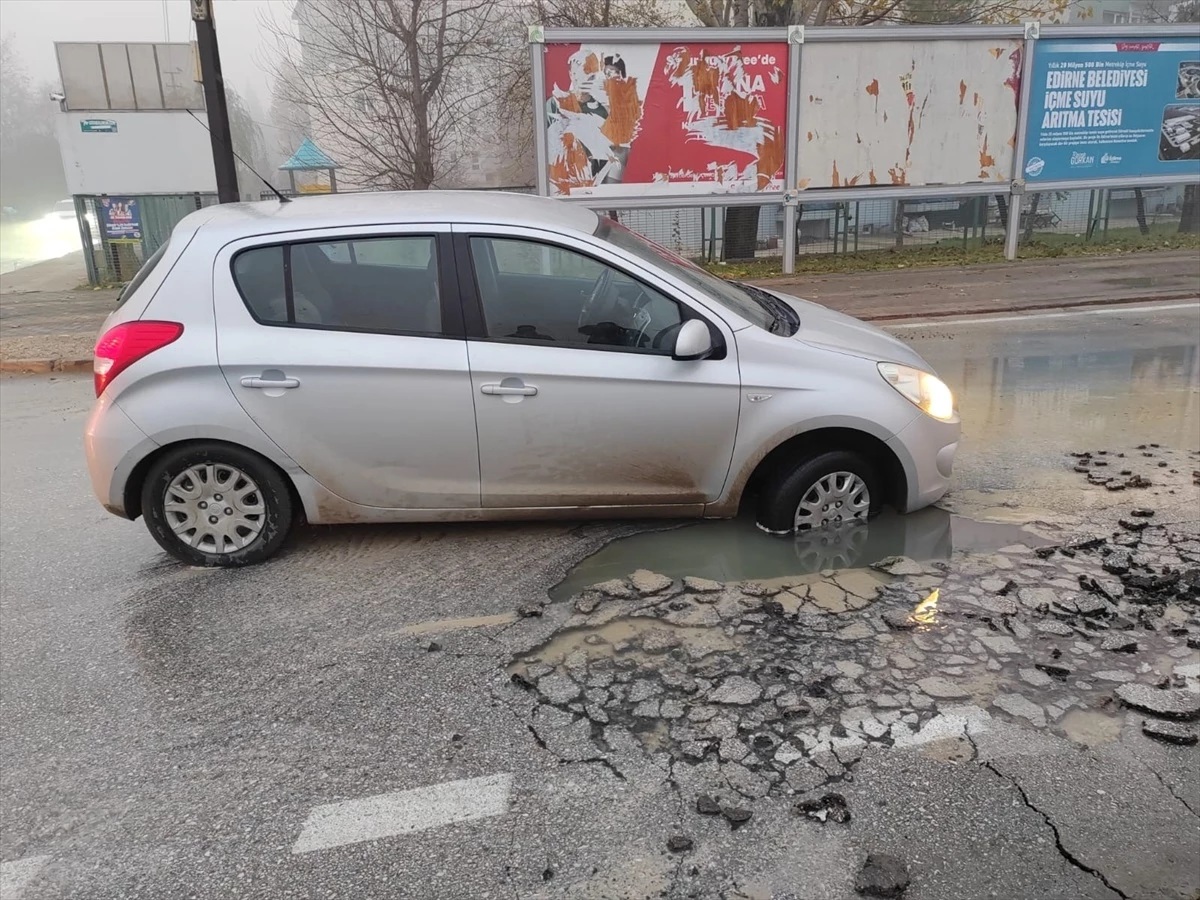 Edirne'de patlayan su borusunun açtığı çukura otomobil düştü