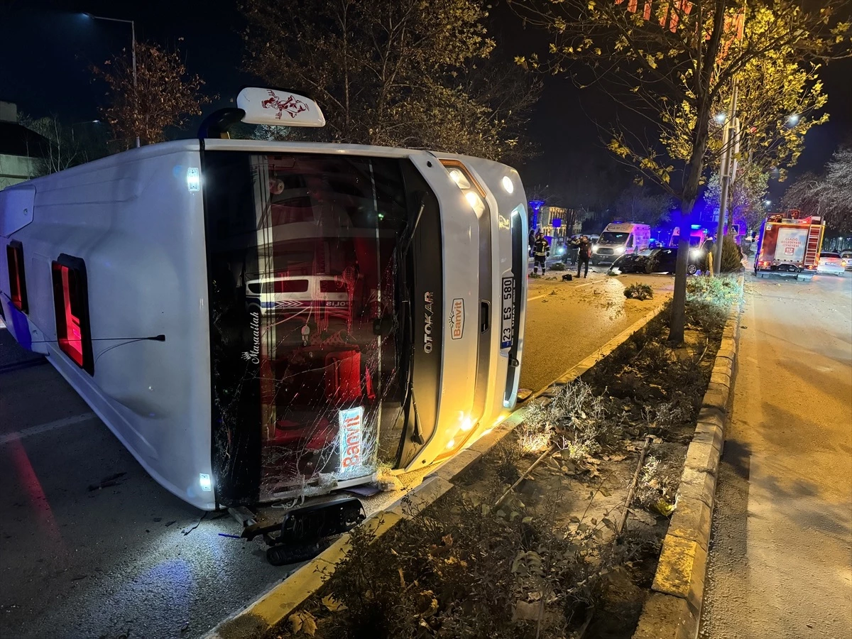 Elazığ'da Otomobil Midibüse Çarptı: 5 Yaralı