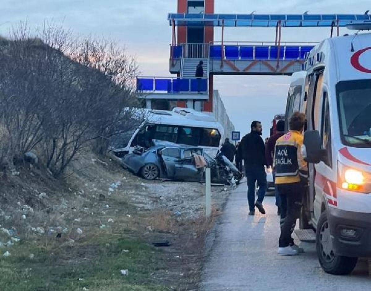 Elmadağ'da otomobil midibüs ve çekiciye çarptı: 21 yaralı