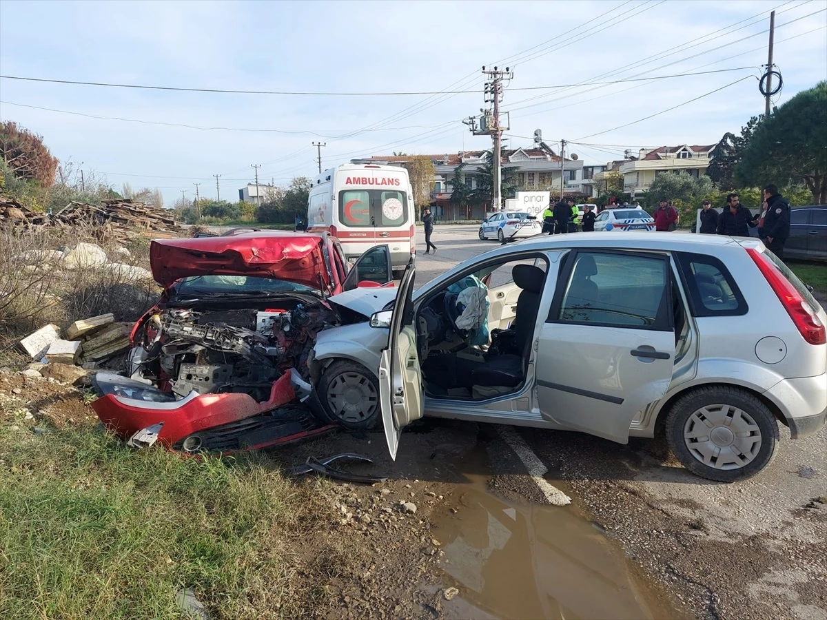 Erdek'te Otomobil Çarpışması: 8 Yaralı