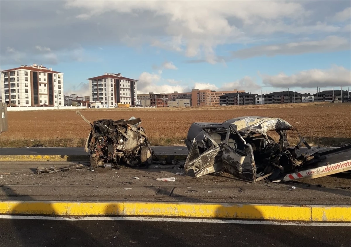 Eskişehir'de Kontrolden Çıkan Otomobilin Katener Direğine Çarpması Sonucu 1 Kişi Hayatını Kaybetti