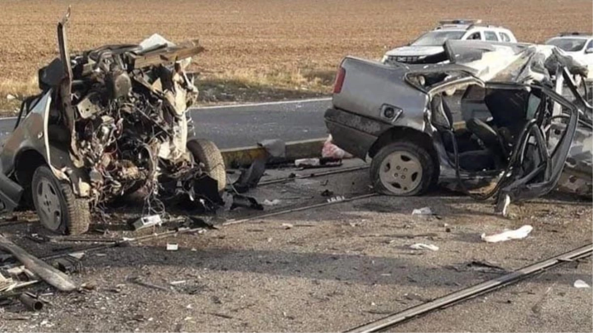 Eskişehir'de Otomobil Tramvay Direğine Çarptı: 1 Ölü, 3 Yaralı