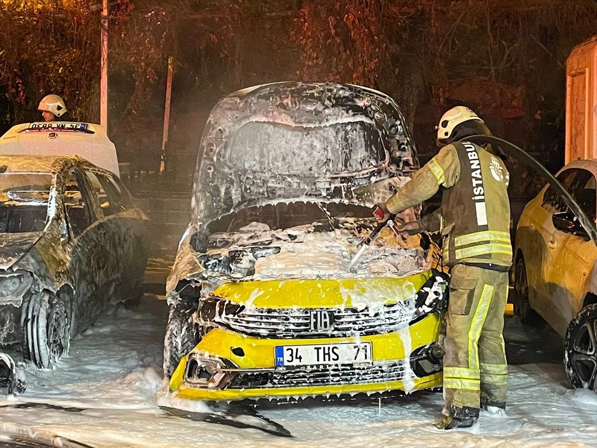 Fatih'te Park Halindeki Otomobilde Yangın Çıktı