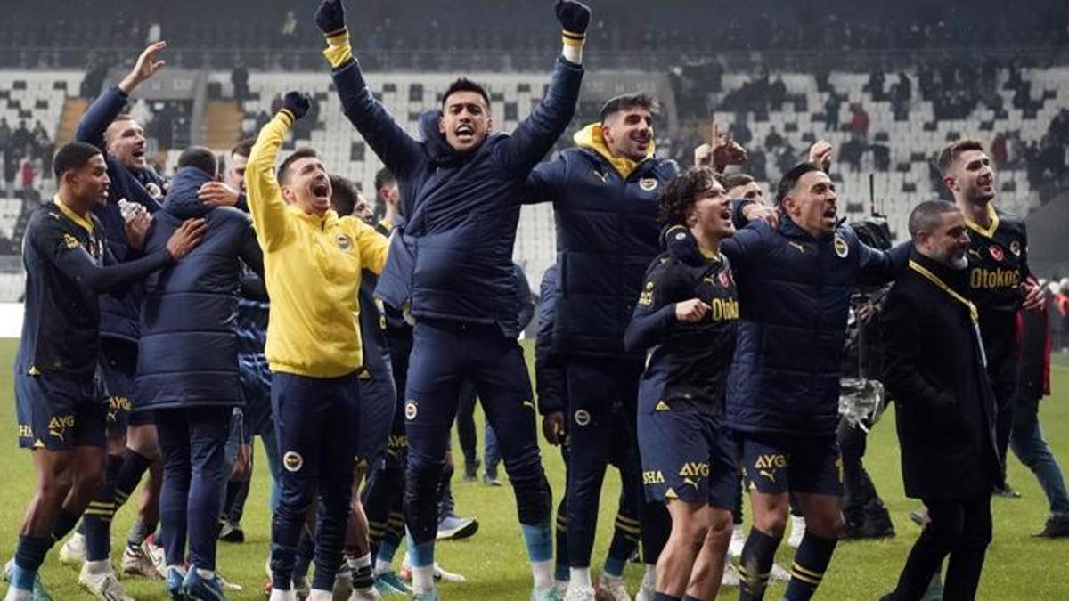 Fenerbahçeli futbolcular galibiyeti taraftarıyla kutladı