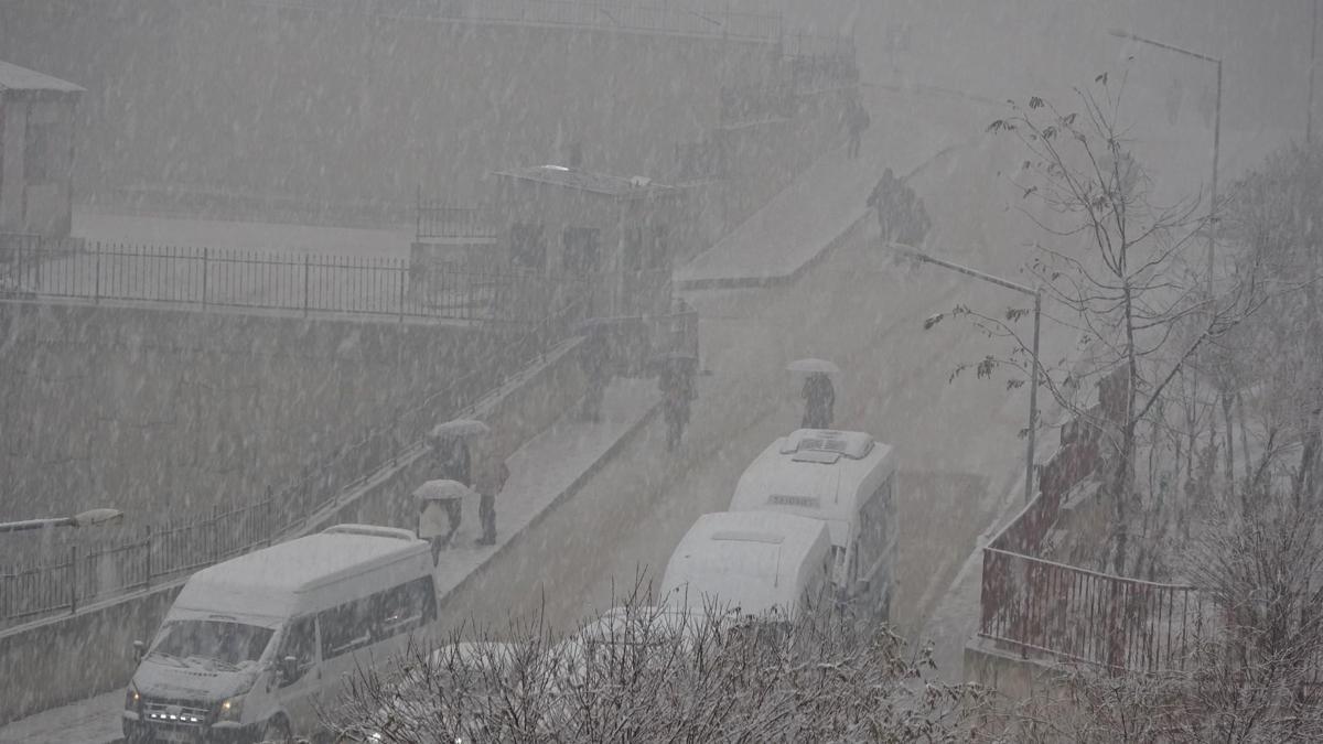 Hakkari'de yoğun kar yağışı