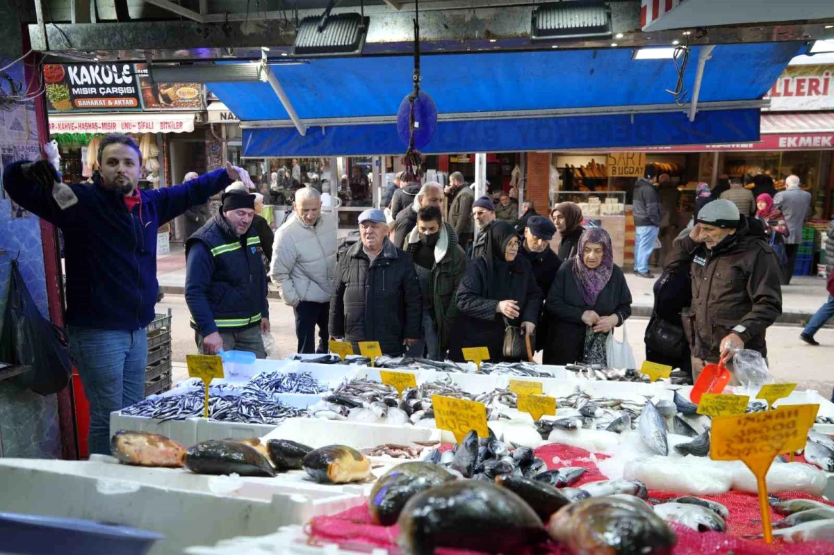 Hamsinin 50 lira olduğunu duyan alabilmek için birbiriyle yarıştı