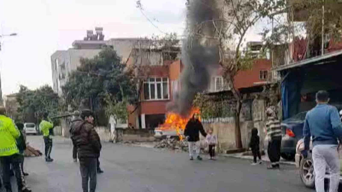 Hatay'da park halindeki otomobil yanarak kullanılamaz hale geldi