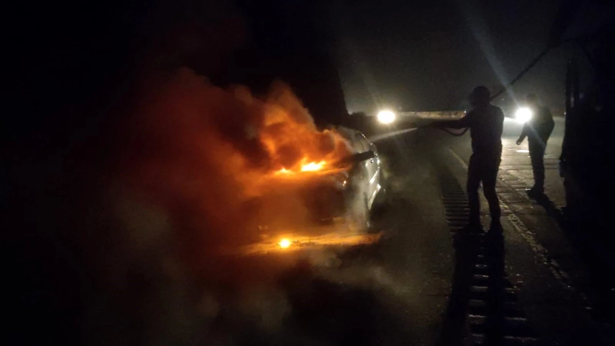 Hatay'da seyir halindeki araç alev topuna döndü