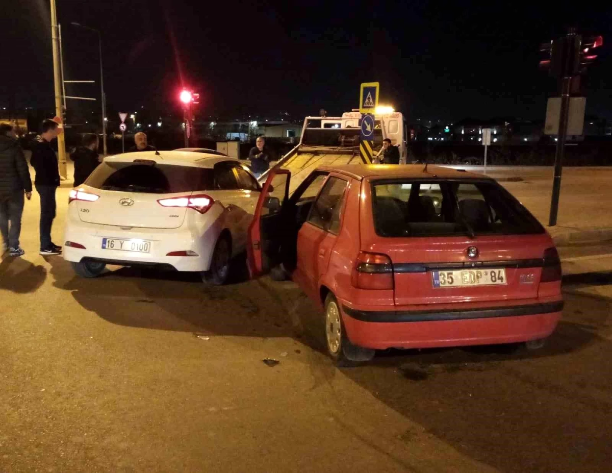 İnegöl'de Kafa Kafaya Çarpışan Otomobillerde 5 Kişi Yaralandı