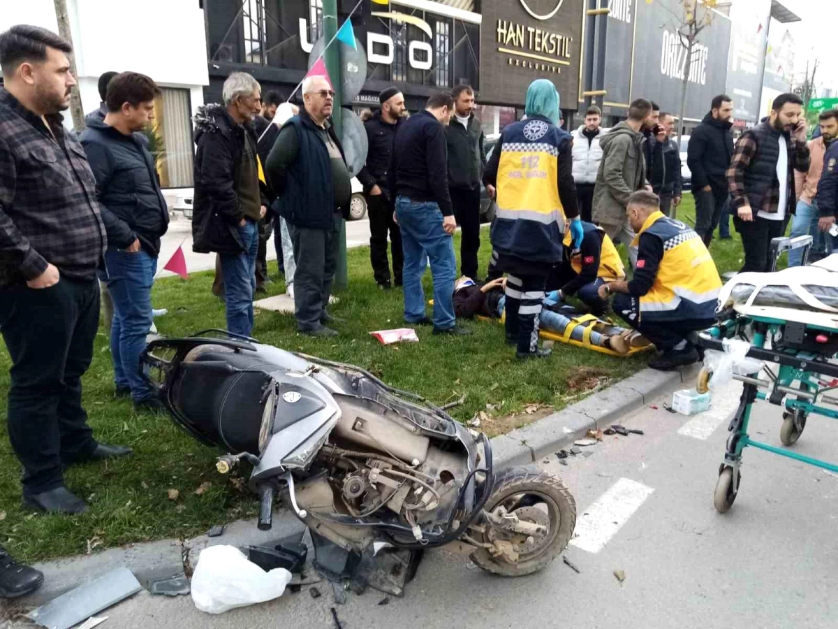 İnegöl'de otomobil ile motosiklet çarpıştı: 2 genç yaralandı