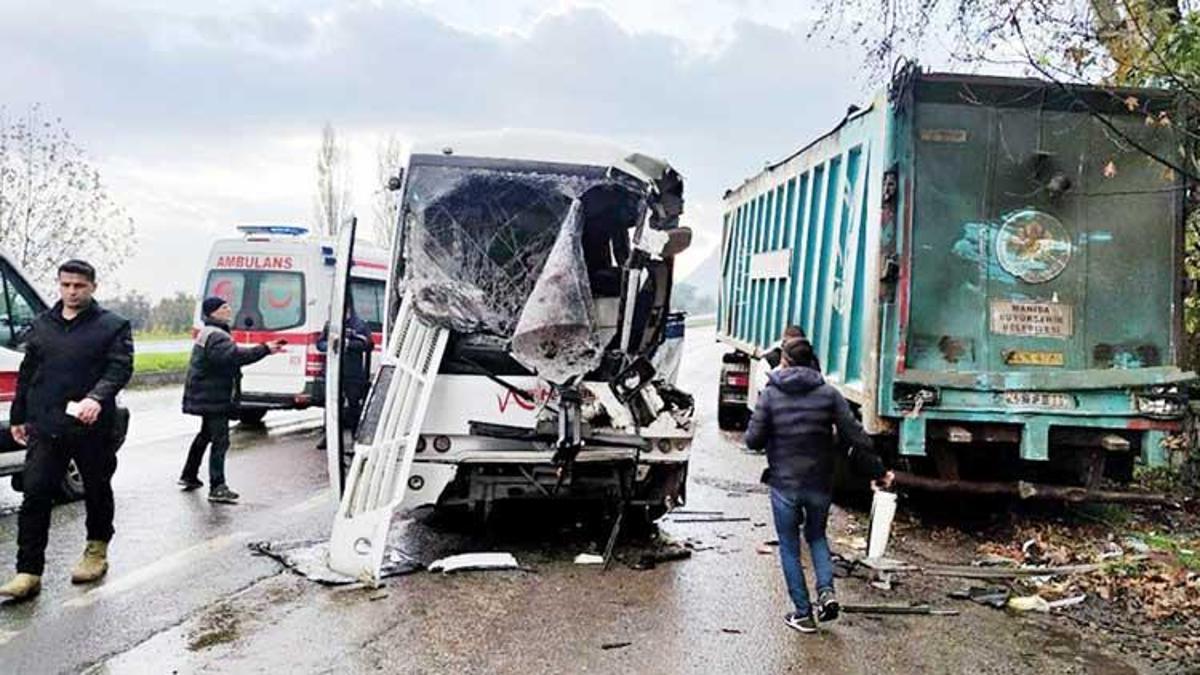 İşçi servisi çöp kamyonuna çarptı