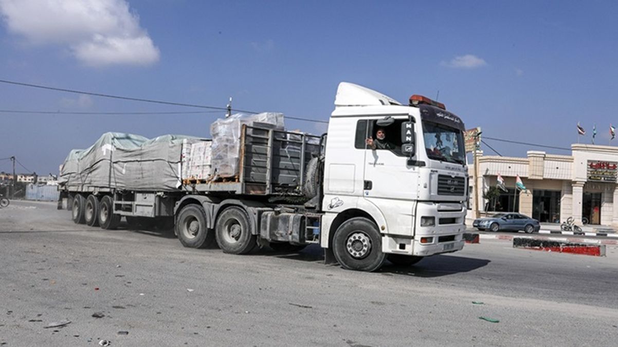 İsrail üzerinden Gazze'ye insani yardım geçişi başladı