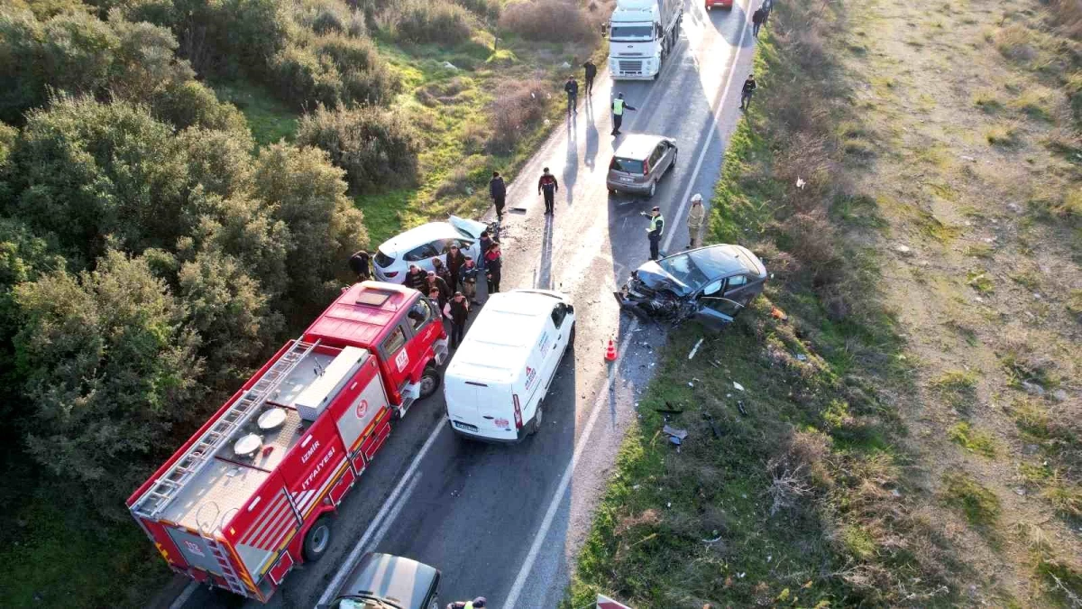 İzmir Tire'de Kafa Kafaya Çarpışan Araçlarda 2 Kişi Yaralandı