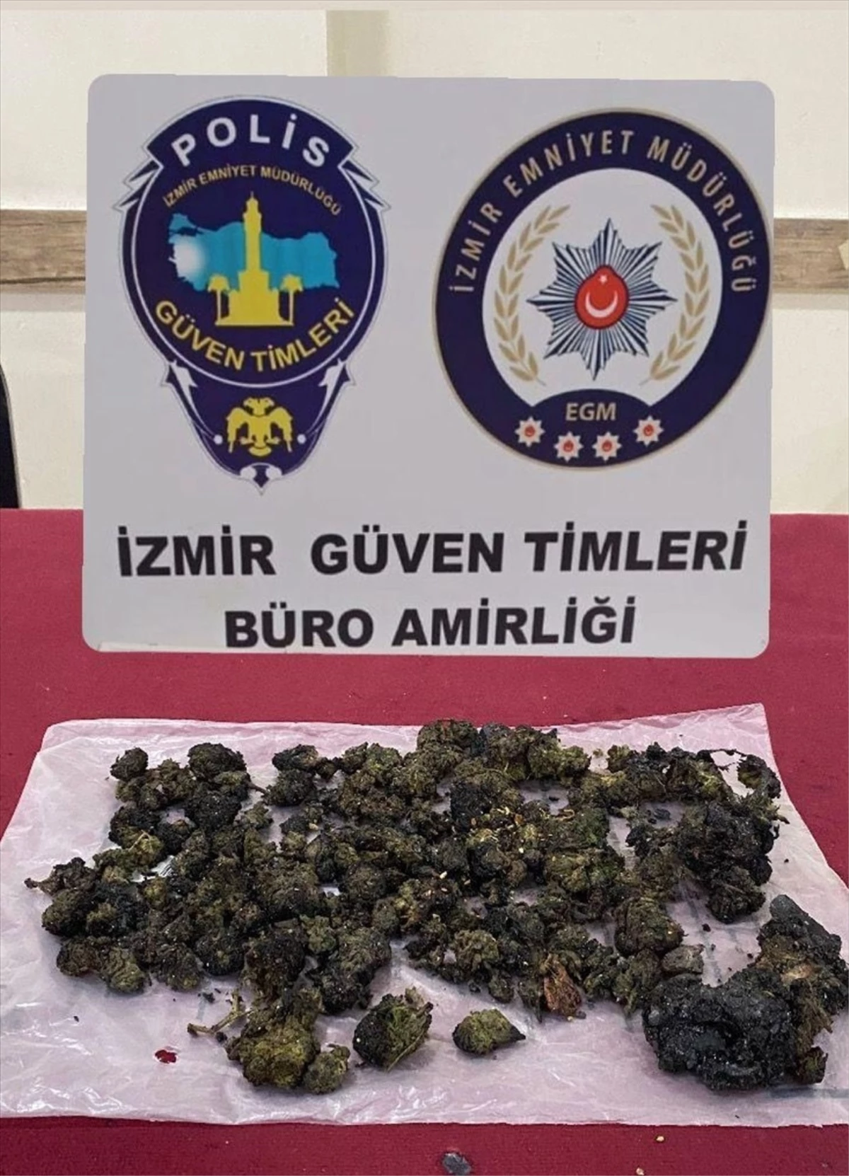 İzmir'de kıraathanede uyuşturucu operasyonu: Sobaya atılmak istenen uyuşturucu çıkarıldı, bir şüpheli gözaltına alındı