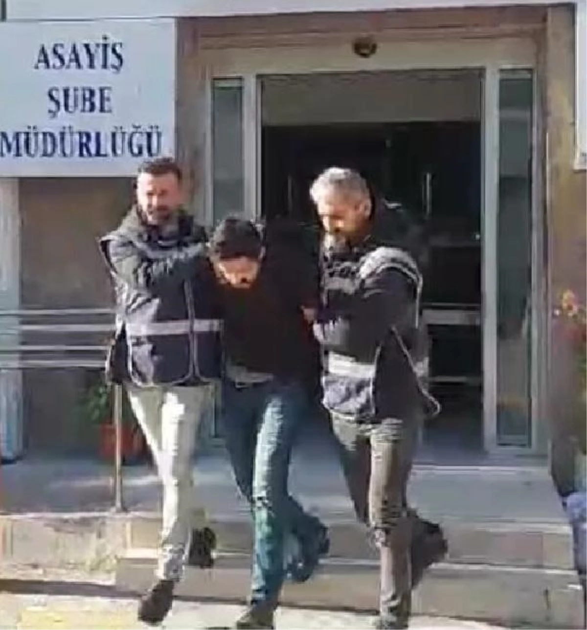 İzmir'de Kıskançlık Cinayeti: Eşini Bıçaklayarak Öldürdü