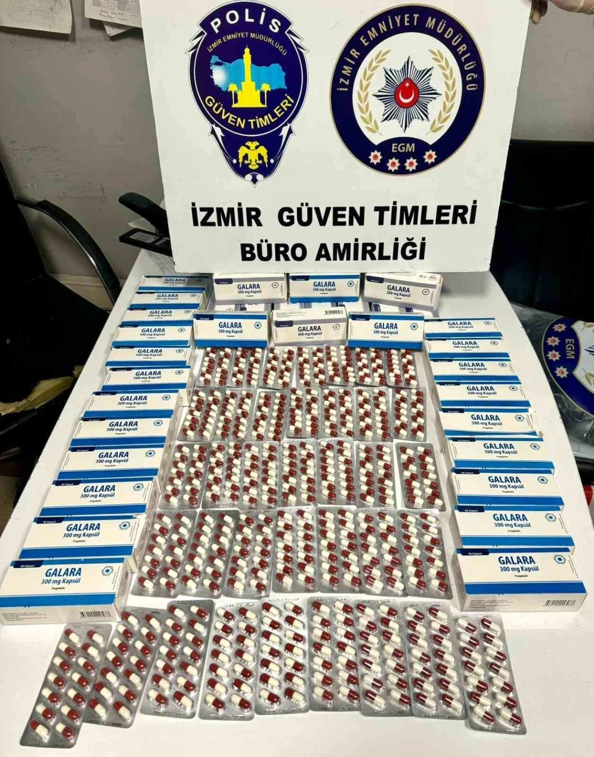 İzmir'de Uyuşturucu Operasyonu: Çok Sayıda Hap Ele Geçirildi