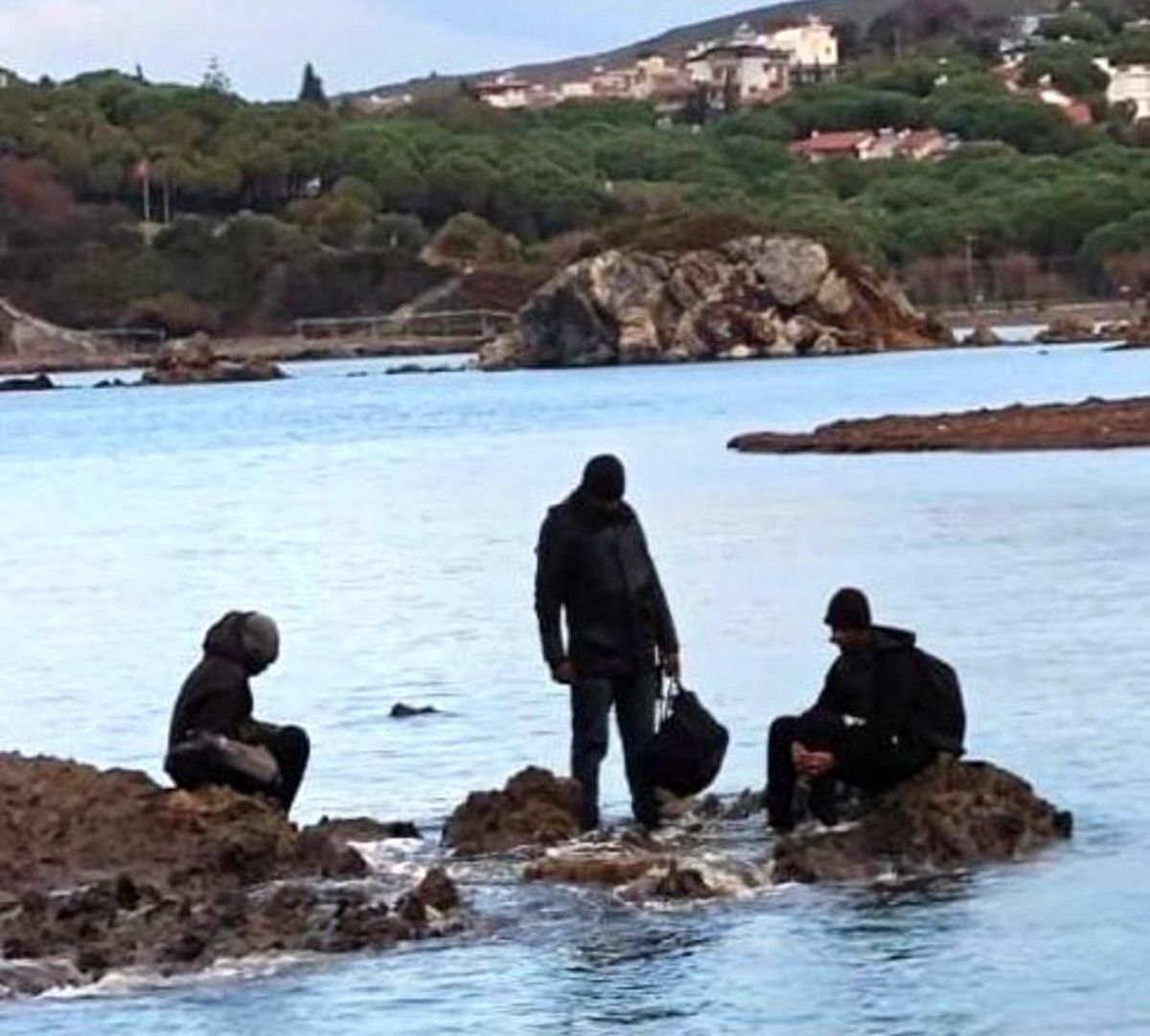 İzmir'de yabancı uyruklu göçmenler botları batınca kurtarıldı