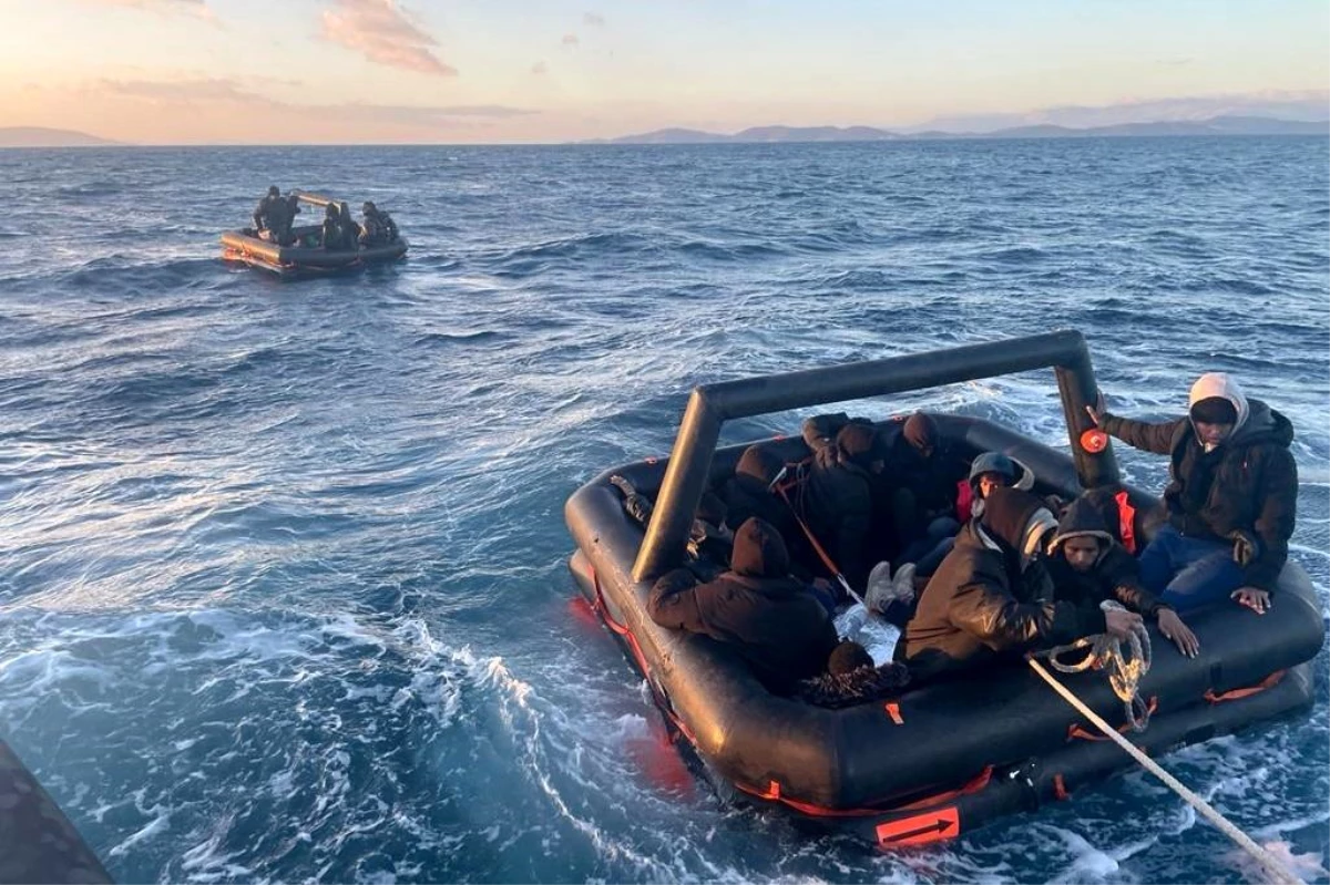 İzmir'de Yunanistan unsurları tarafından geri itilen 96 düzensiz göçmen kurtarıldı