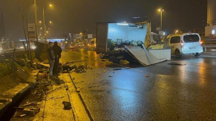 Kadıköy'de kamyonet bariyerlere çarptı: Meyve ve sebzeler yola saçıldı