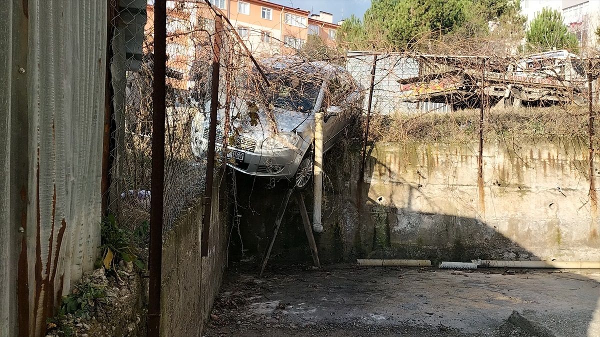 Karabük'te istinat duvarında asılı kalan otomobilin sürücüsü yaralandı