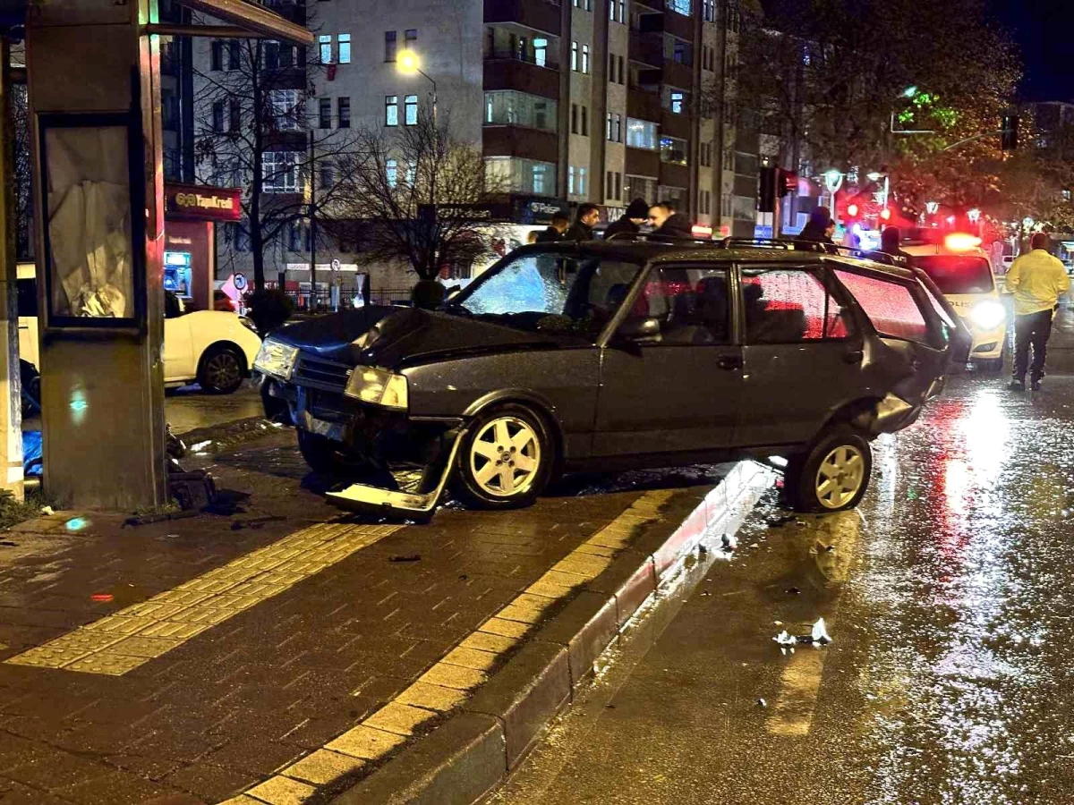 Kastamonu'da kavşakta çarpışan otomobiller otobüs durağına daldı, 2 kişi yaralandı