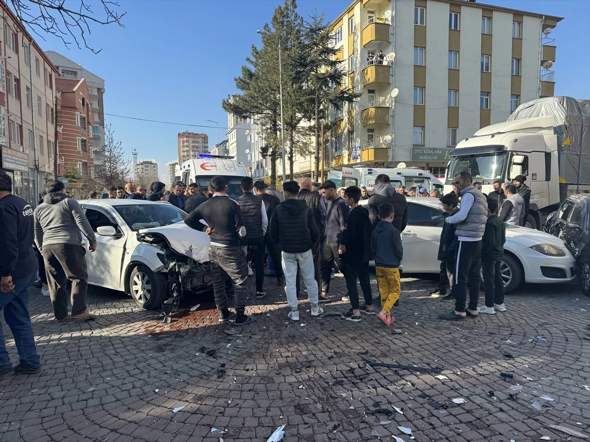 Kayseri'de Otomobil Çarpışması: 3 Kişi Yaralandı