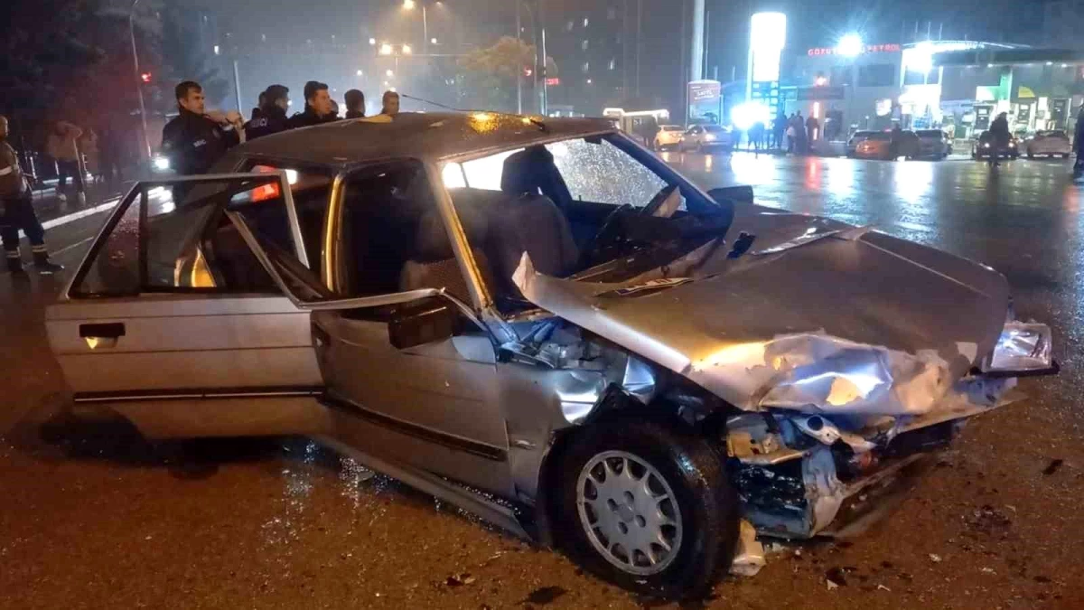 Kırıkkale'de kafa kafaya çarpışan otomobillerde 2'si çocuk 9 kişi yaralandı