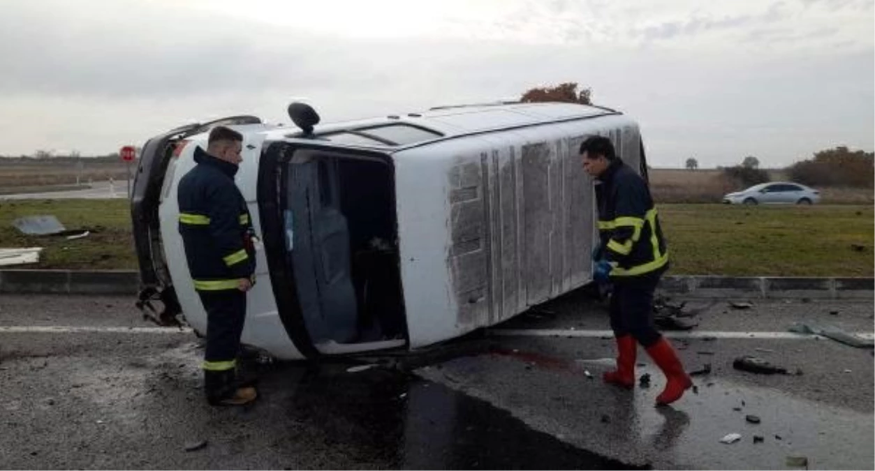 Kırklareli'de Otomobil-Minibüs Çarpışması: 1 Ölü, 2 Yaralı