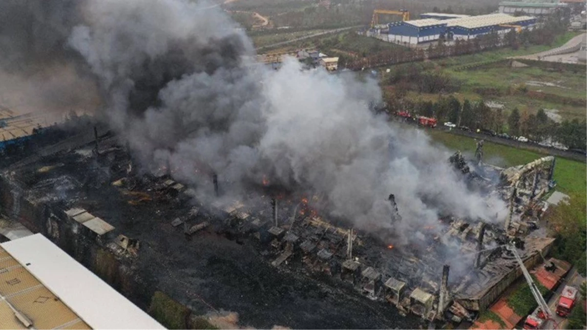 Kocaeli'de lojistik deposunda çıkan yangın 8 saat sonra kontrol altına alındı! Malzemelerin tümü küle döndü