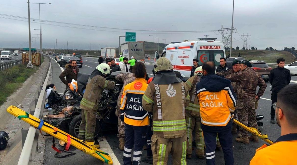 Kuzey Marmara Otoyolu'nda arıza nedeniyle duran otomobile kamyonet çarptı: 1 ölü, 3 yaralı