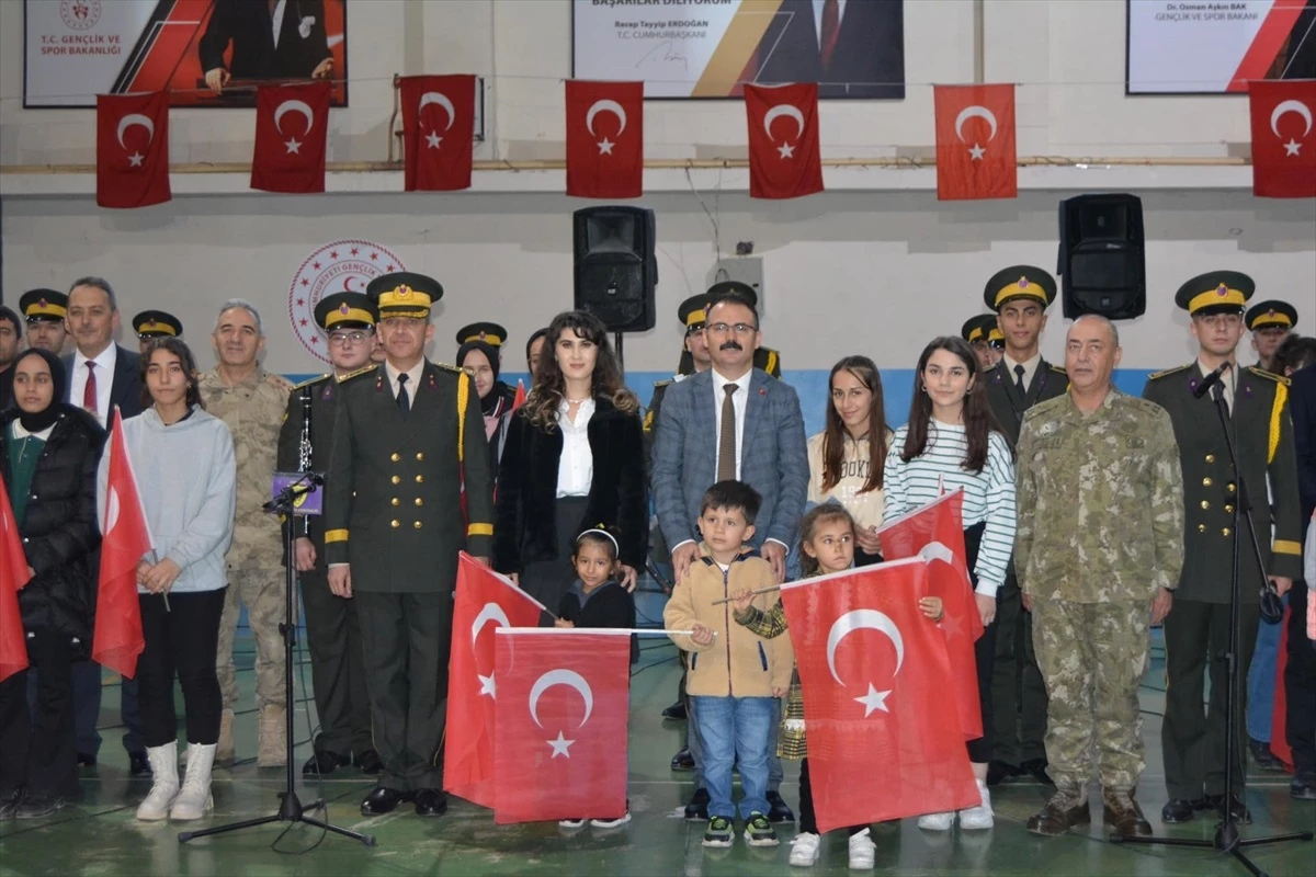 Malatya'dan gelen 2. Ordu Komutanlığı Bandosu Şemdinli'de konser verdi