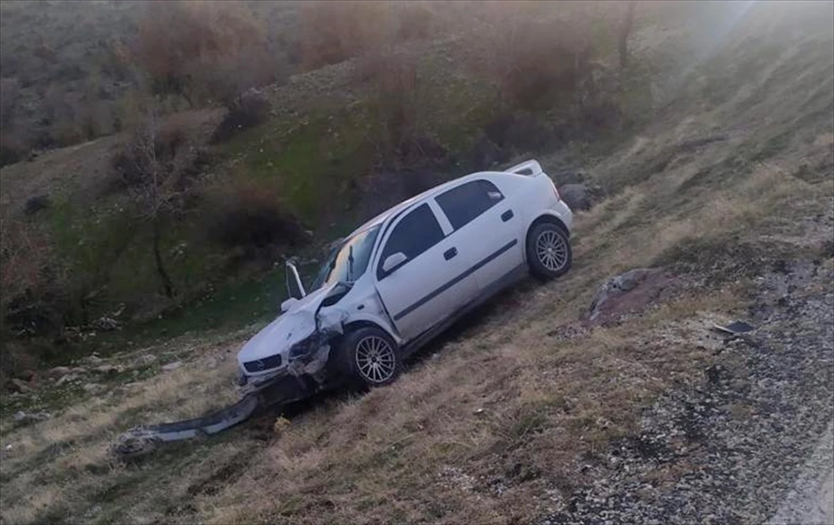 Manisa'da Otomobil Çarpışması: 1'i Çocuk 8 Kişi Hastanede Tedavi Altına Alındı