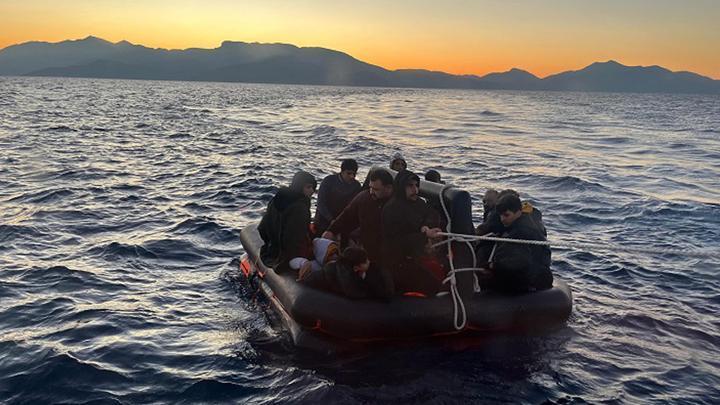 Marmaris ve Datça'da Yunanistan'ın Türk kara sularına geri ittiği kaçak göçmenler kurtarıldı