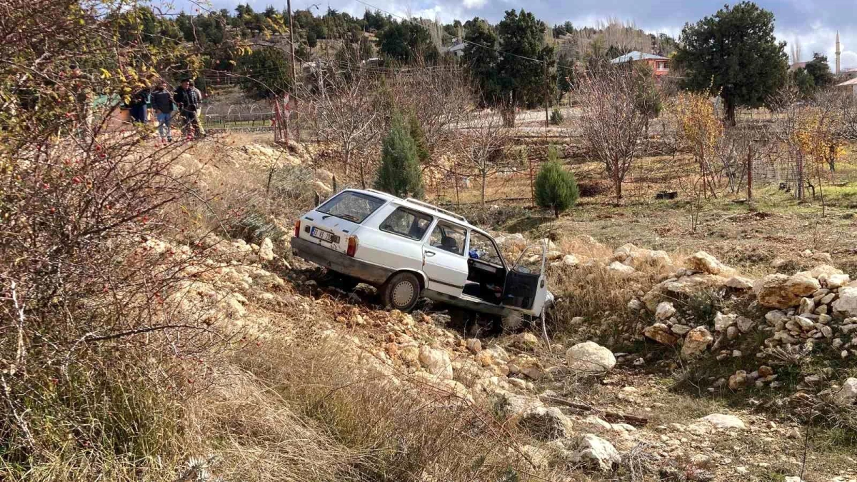 Mersin Erdemli'de Otomobil Şarampole Uçtu, 2 Kişi Yaralandı